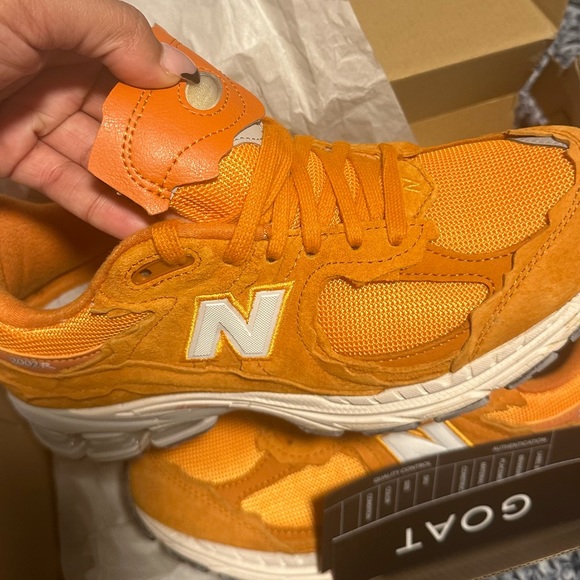 Size 8 men’s 2002r protection pack vintage orange new balance. - Picture 5 of 5